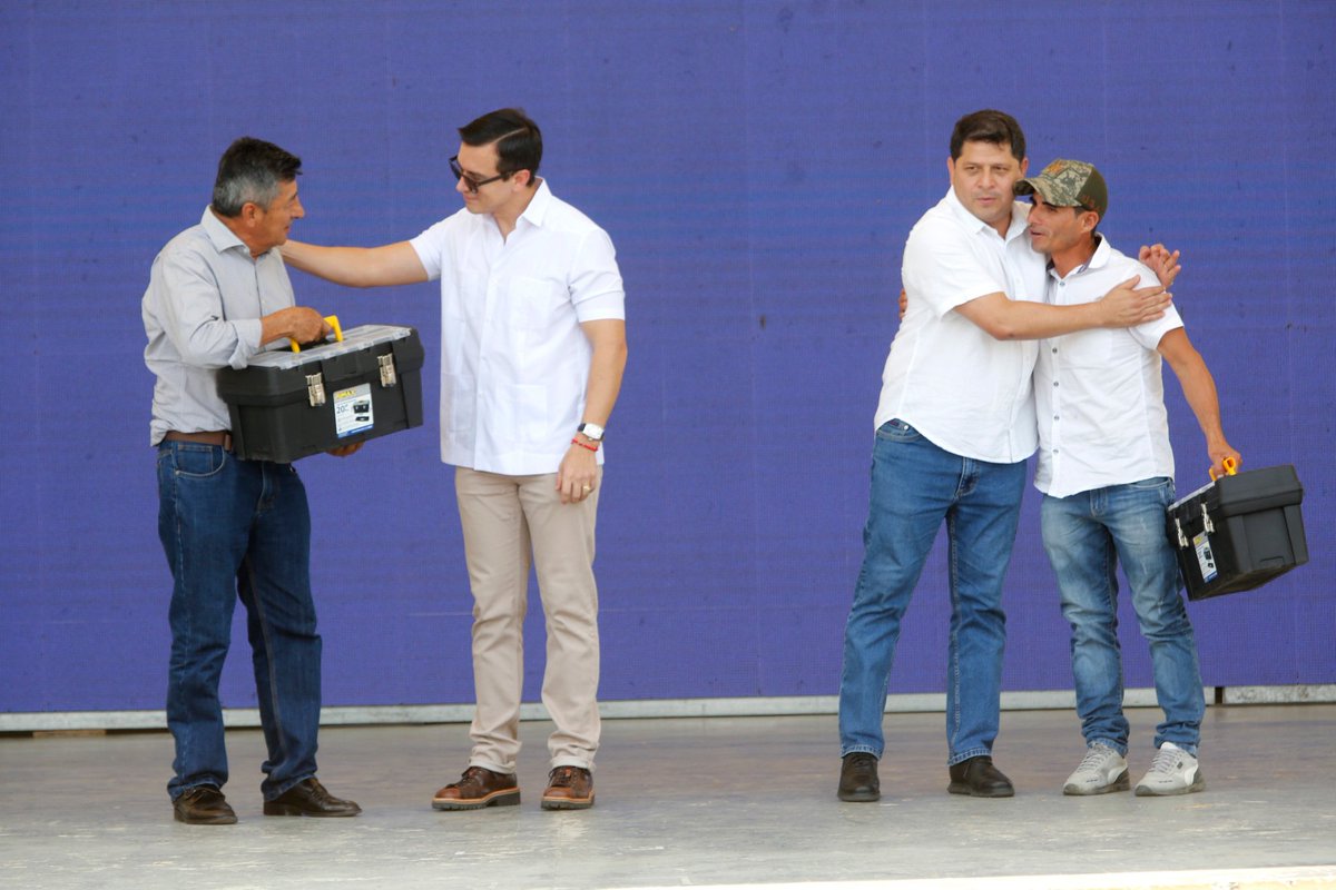Presidencia_Ec's tweet photo. ¡Apoyamos el desarrollo del agro! 🚜🇪🇨

El presidente @DanielNoboaOk mantuvo un encuentro con productores agropecuarios del Guayas, quienes recibieron hoy camionetas como apoyo directo a las cadenas de valor y kits para mejorar la calidad genética de su ganado, aumentando así su productividad.

Además, se realizó la entrega de más de USD 4 millones de créditos de @BanEcuadorBP, que beneficiarán a más de 1.500 mujeres emprendedoras.

#ElNuevoEcuadorResuelve