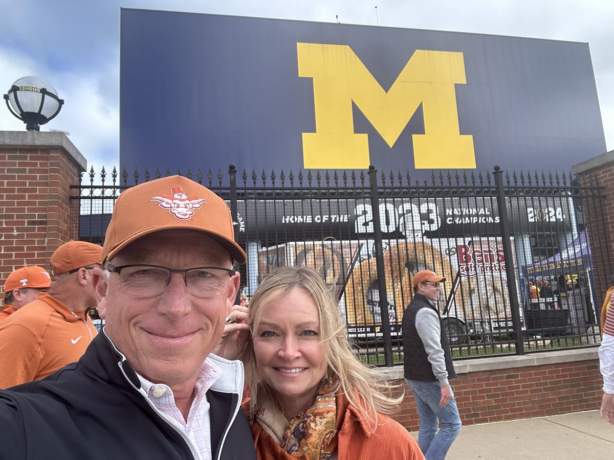 DavidKLeigh's tweet photo. @kyleumlang Texas in the Big House. https://t.co/stxKh2WDrh