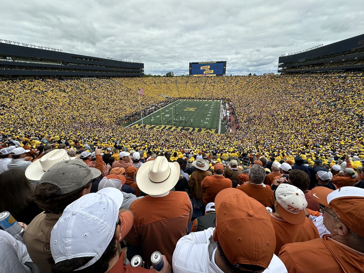 DavidKLeigh's tweet photo. @kyleumlang Texas in the Big House. https://t.co/stxKh2WDrh
