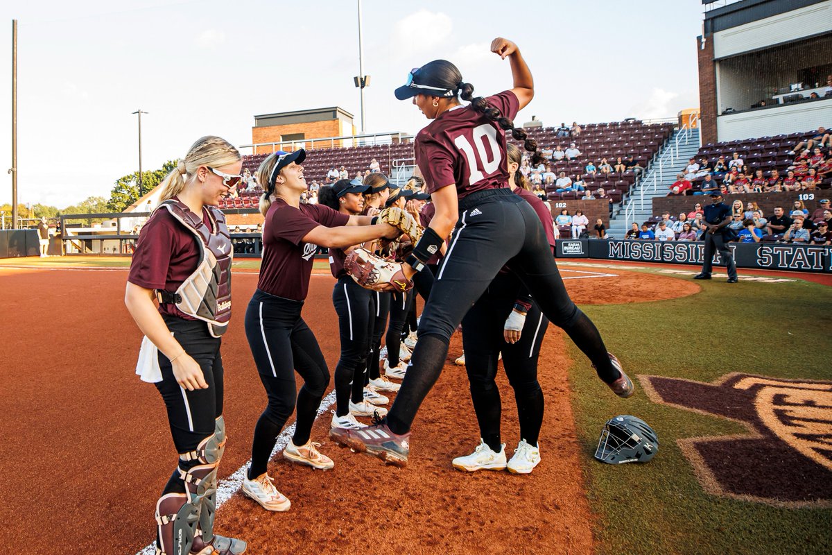 Pregame dunks are back 😤 See y'all Saturday at Nusz!

𝟯:𝟯𝟬 𝗽.𝗺. 🆚 Shelton State CC
𝟲 𝗽.𝗺. 🆚 Itawamba CC

#HailState🐶