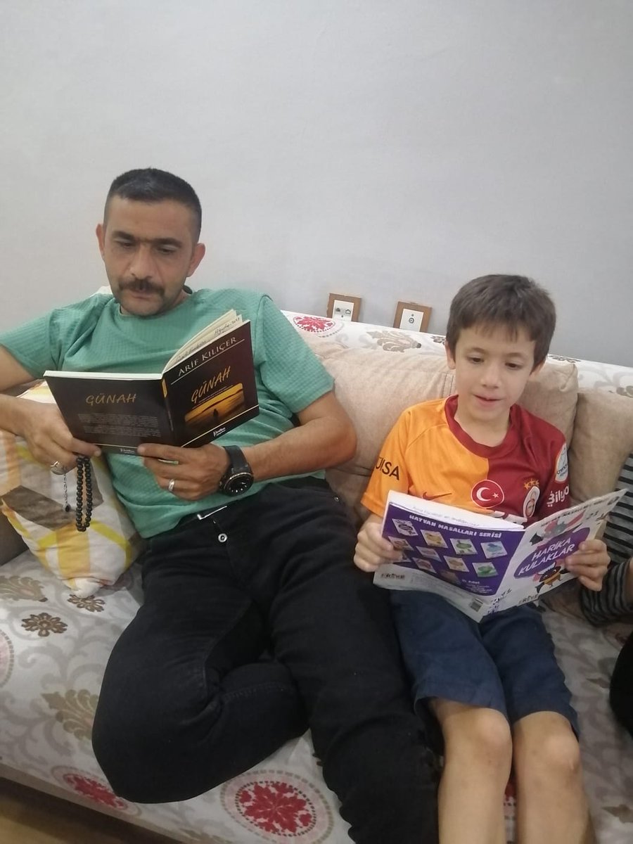 RaufOrbay_58's tweet photo. Öğrenci, aile ve okul el ele parolası ile Valiliğimizce başlatılan 'Sivas Okuyor Seferberliği' kapsamında öğrencilerimiz sabah okulda akşam velileri ile birlikte kitap okuyorlar...
@valisimsek
@sivasmem
@necatiyener_ 
@Sivas_HEDEF https://t.co/9zkTazJ3be
