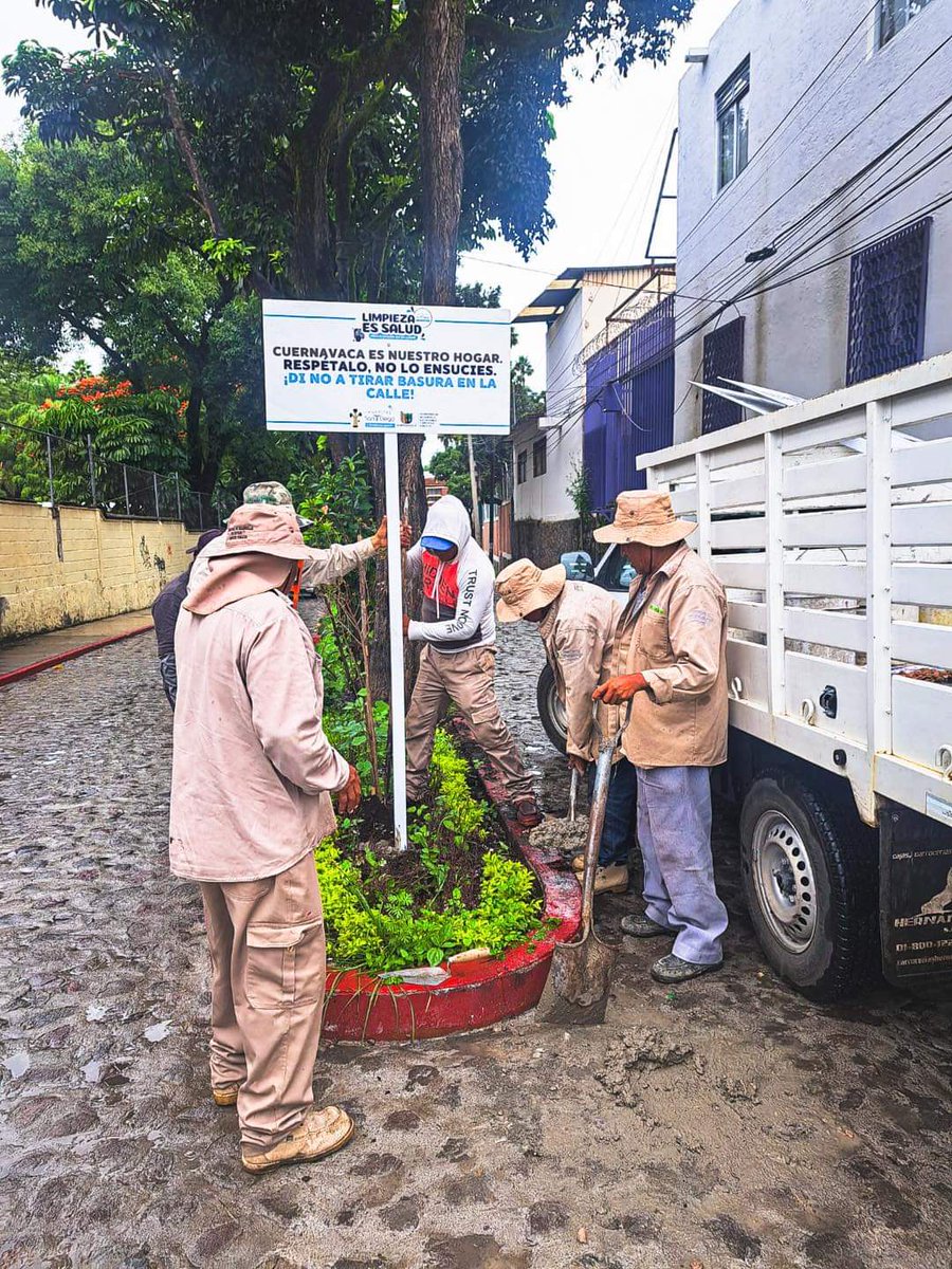 Como parte los trabajos de rehabilitación de áreas verdes, el <a href="/CuernavacaGob/">Municipio Cuernavaca</a>, a través de la brigada #SAI 🚨(Somos Acción Inmediata) y personal de infraestructura urbana, iniciaron con la colocación de los letreros de la campaña #LimpiezaEsSalud en diferentes puntos de la ciudad.