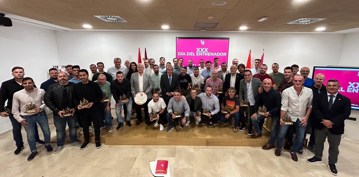 📸 La gran familia, el colectivo de 𝐸𝒩𝒯𝑅𝐸𝒩𝒜𝒟𝒪𝑅𝐸𝒮 que hoy ha sido galardonado en el 𝚇𝚇𝚇 𝙳Í𝙰 𝙳𝙴𝙻 𝙴𝙽𝚃𝚁𝙴𝙽𝙰𝙳𝙾𝚁

🤩 ¡Gracias y enhorabuena a todos/as!

#somosCLM | #entrenadoresCLM