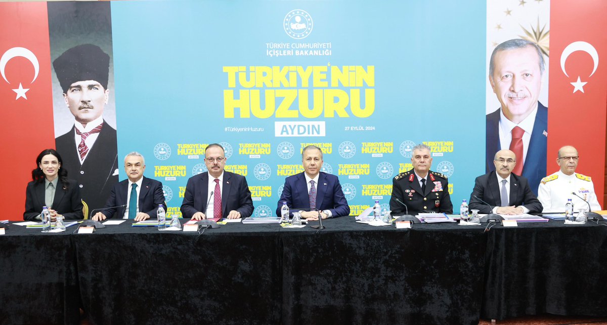 mahmutdemirttas's tweet photo. İçişleri Bakanımız Sayın Ali Yerlikaya'nın başkanlığında Türkiye'nin Huzuru toplantımızı gerçekleştirdik.

🇹🇷

Türk Polis Teşkilatı olarak Aydın'ımızda ve ülkemizin her bir noktasında vatandaşlarımızın huzur ve güvenliği için çalışıyoruz. 

📍Aydın

#TürkiyeninHuzuru https://t.co/dnIStSvCX9
