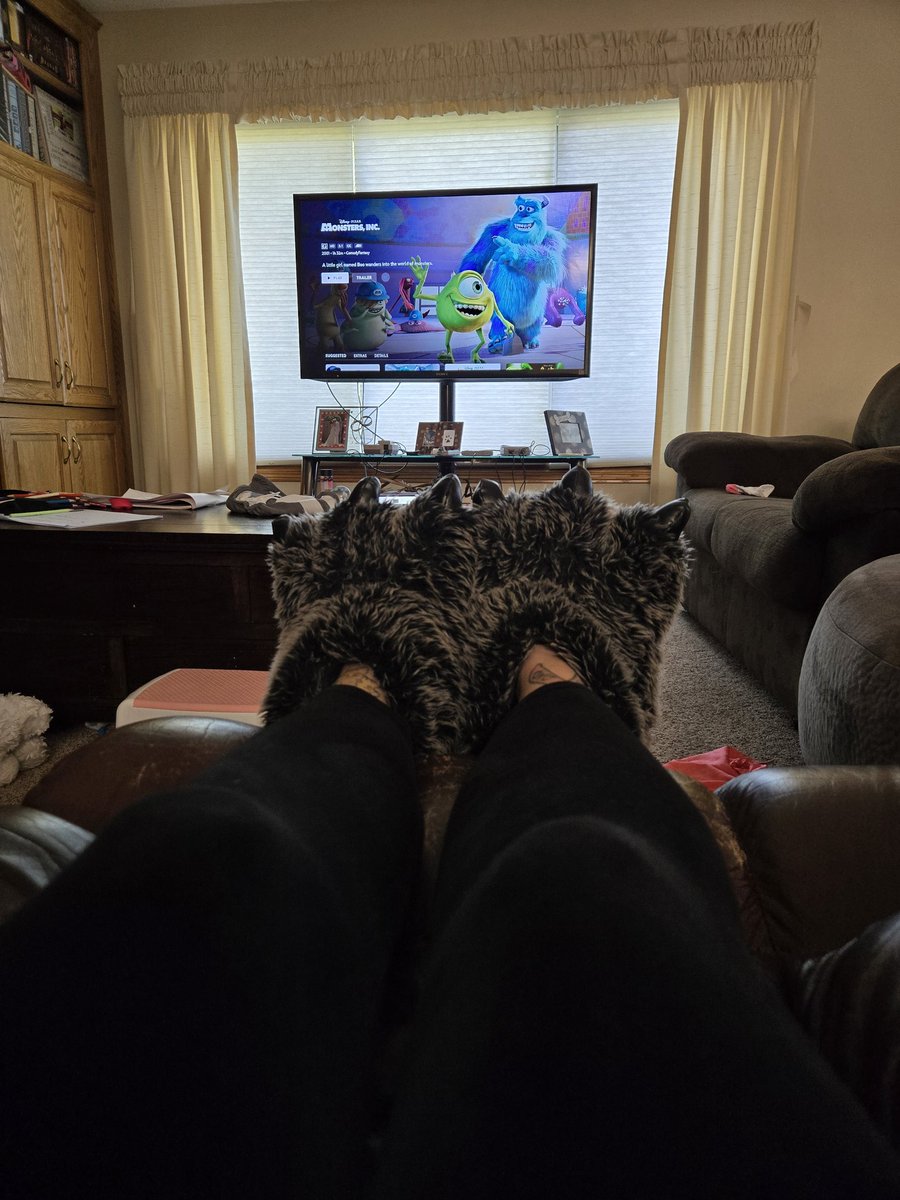 ladytwinkletoe's tweet photo. Warm and fluffy! Come check out what's under them #feetfinder #Feet #footworshi̇p https://t.co/H5tjaEf99e