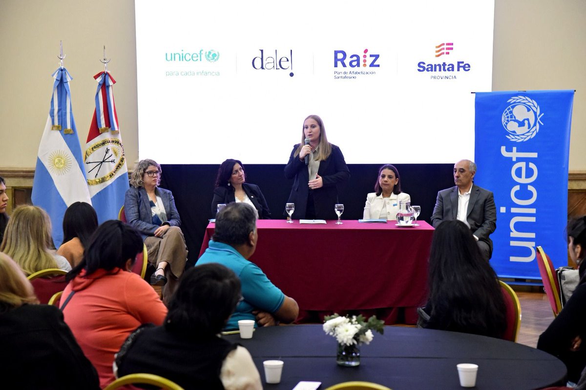 ✍️ Santa Fe firmó un convenio con Unicef para la alfabetización en entornos comunitarios
📚 El proyecto busca capacitar y brindar herramientas a referentes comunitarios para que ayuden a fortalecer los aprendizajes que niños y niñas de sectores populares adquirieron en la escuela
