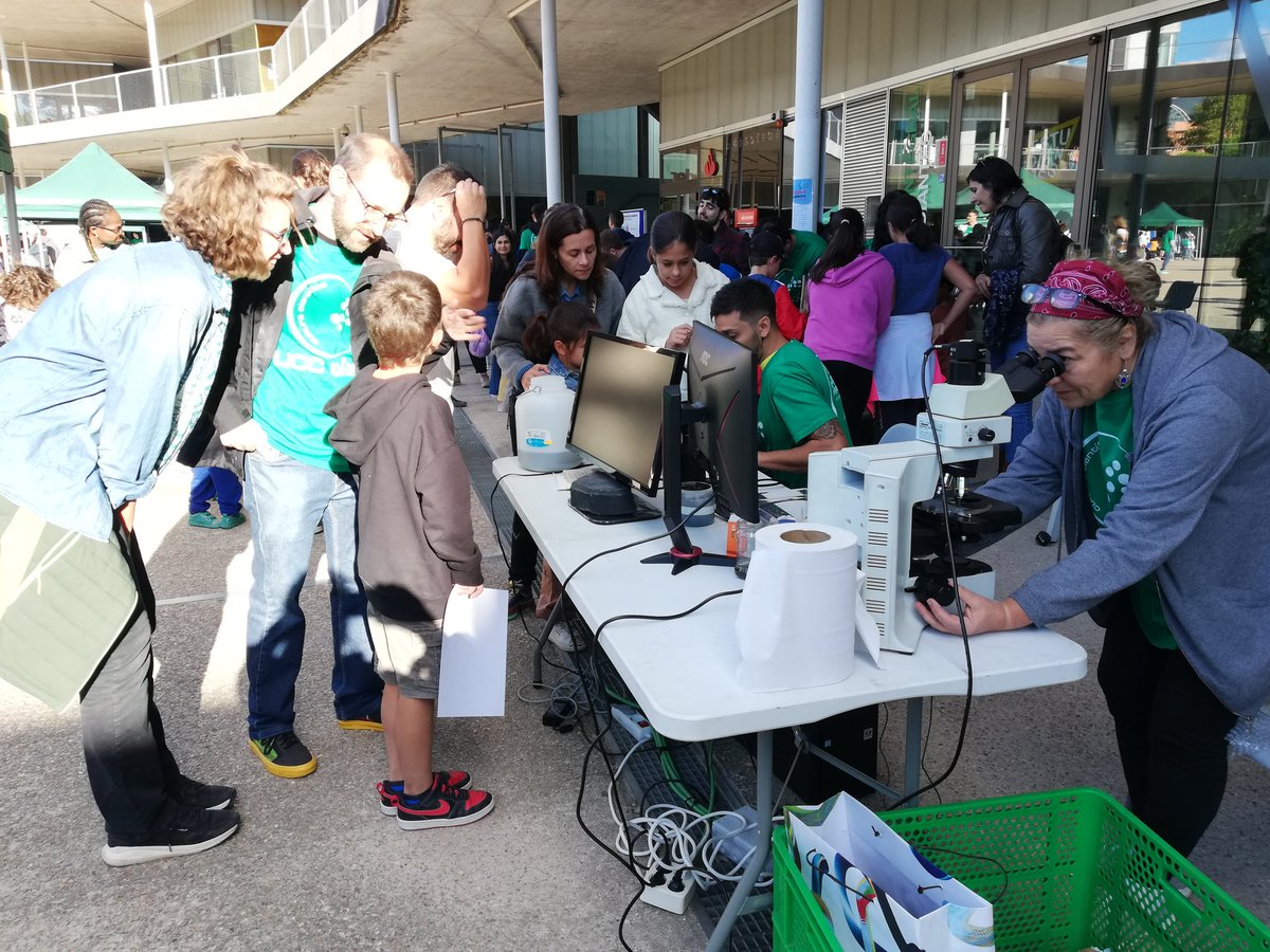 A tope en la actividad #Charcolegas  con <a href="/MargaPFlorencio/">Margarita Florencio</a>  <a href="/MarinaTomas99/">NaturalMente 🍉</a> <a href="/PabloSoto18/">Pablo Soto</a> <a href="/ChristianArnanz/">Christian</a>  <a href="/cientifriko/">Científriko</a> <a href="/AnabelLArchilla/">Anabel</a> José Luis, Juan y Daniel   #europeanresearchersnight  #NigthUAM para conocer la vida de las charcas temporales
