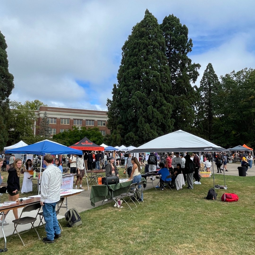OSU_Education's tweet photo. It's the start of a new academic year, which means the OSU Beaver Fair is back! Learn about the different colleges, programs, clubs, and more on the Corvallis campus through 4 p.m. today! #OSUCoEd is in Booth 105 if you'd like to stop by for a chat and some 🍭🍫🍬#gobeavs https://t.co/7qubMkamN0