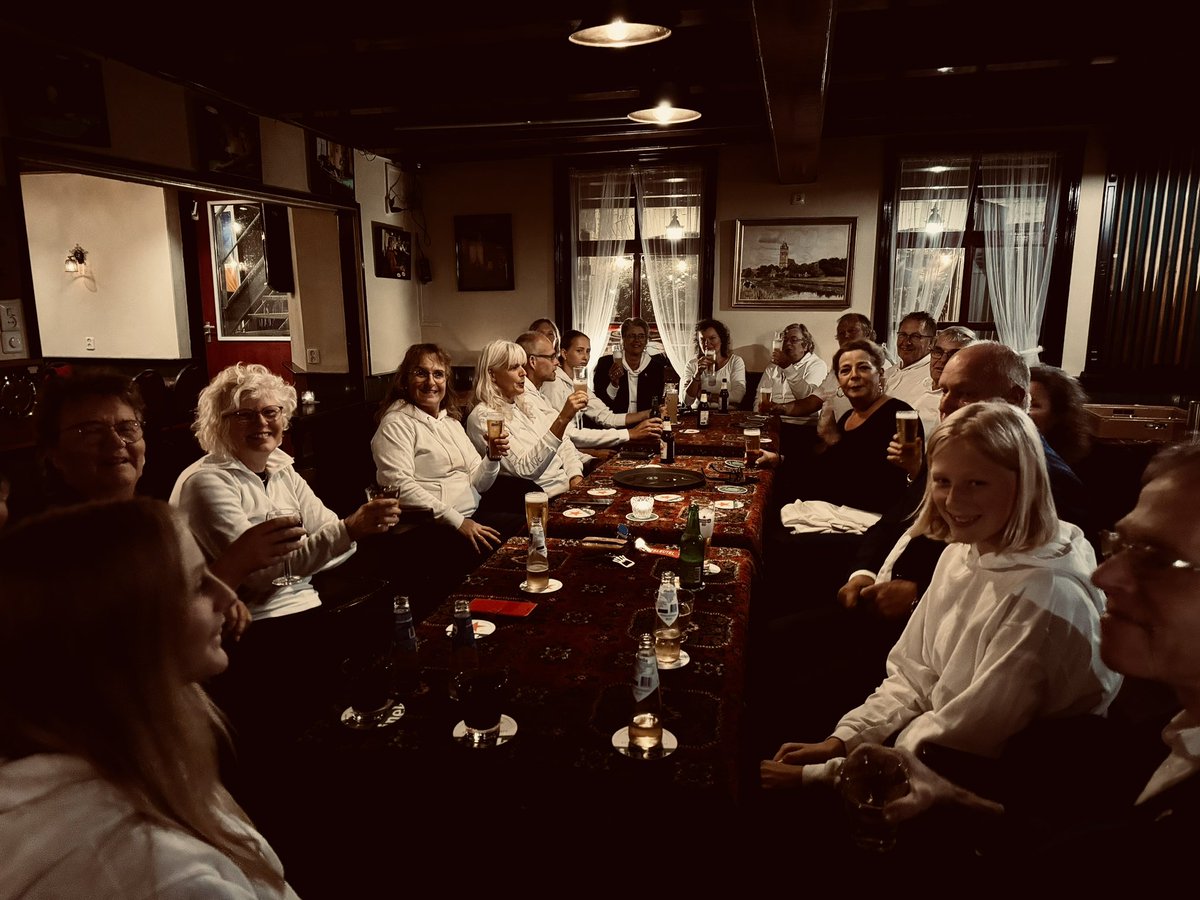 Noch 1tsje dan..!

Noch 1 x spylje by Bitterswiete Pil fan <a href="/ILS_Jorwert/">IepenloftspulJorwert</a> wolteferstean, en na ja vooruit wy nimme der ek noch ientsje 🍻

#sjoddyûnderdeparrebeam #TSJOCH🍻