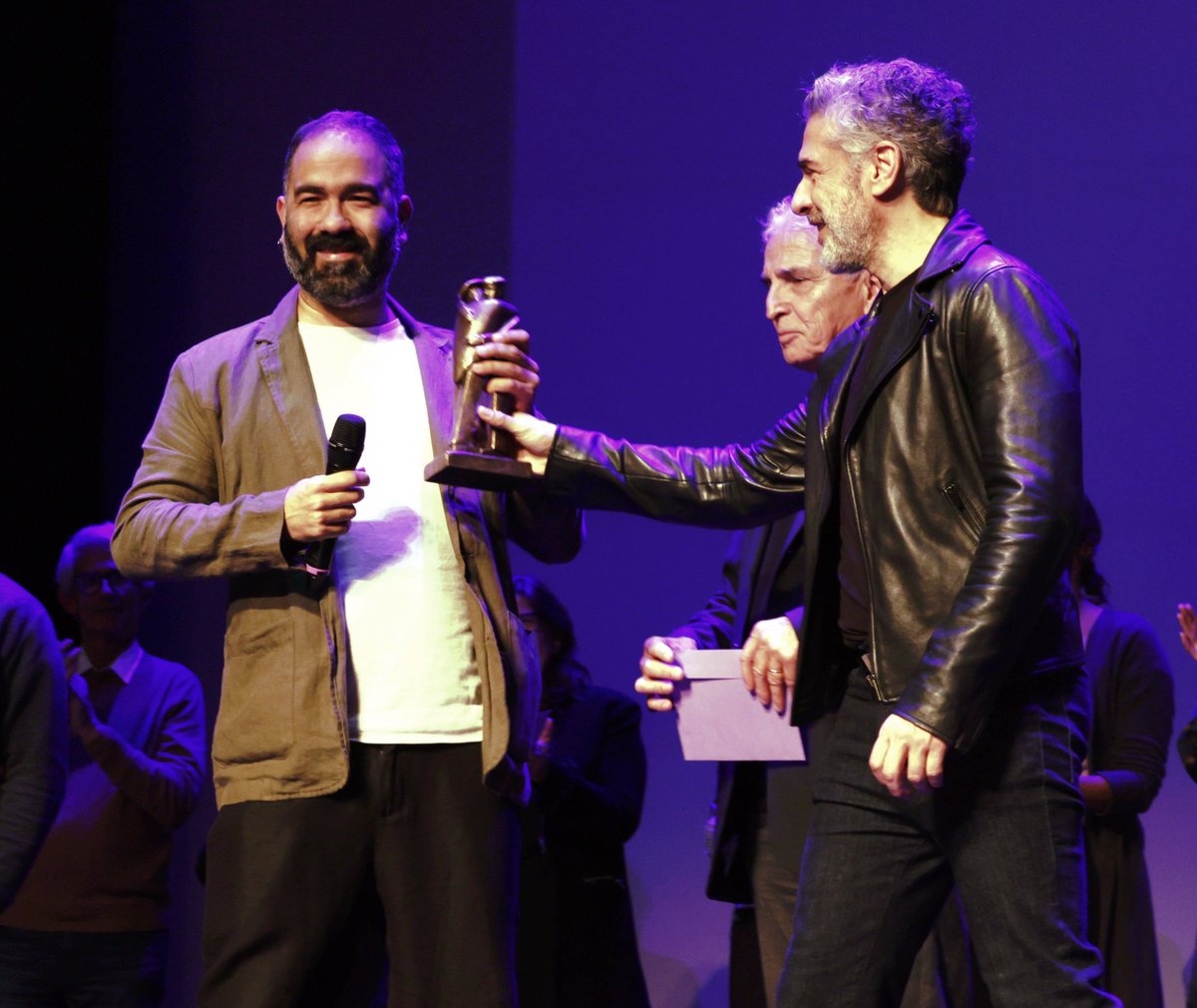 esibercine's tweet photo. 📢La película brasileña 🇧🇷 BABY🏆 ganó hoy el Premio “Abrazo” al mejor largo de ficción de la 33 edición del Festival de cine latinoamericano de BIARRITZ @FestBiarritzAL🇫🇷 El director Marcelo Caetano recibió el trofeo del actor @Leonardos_ok 🇦🇷 #fbal #festivalbiarritz #cinelatino https://t.co/HRuvZfdYlj