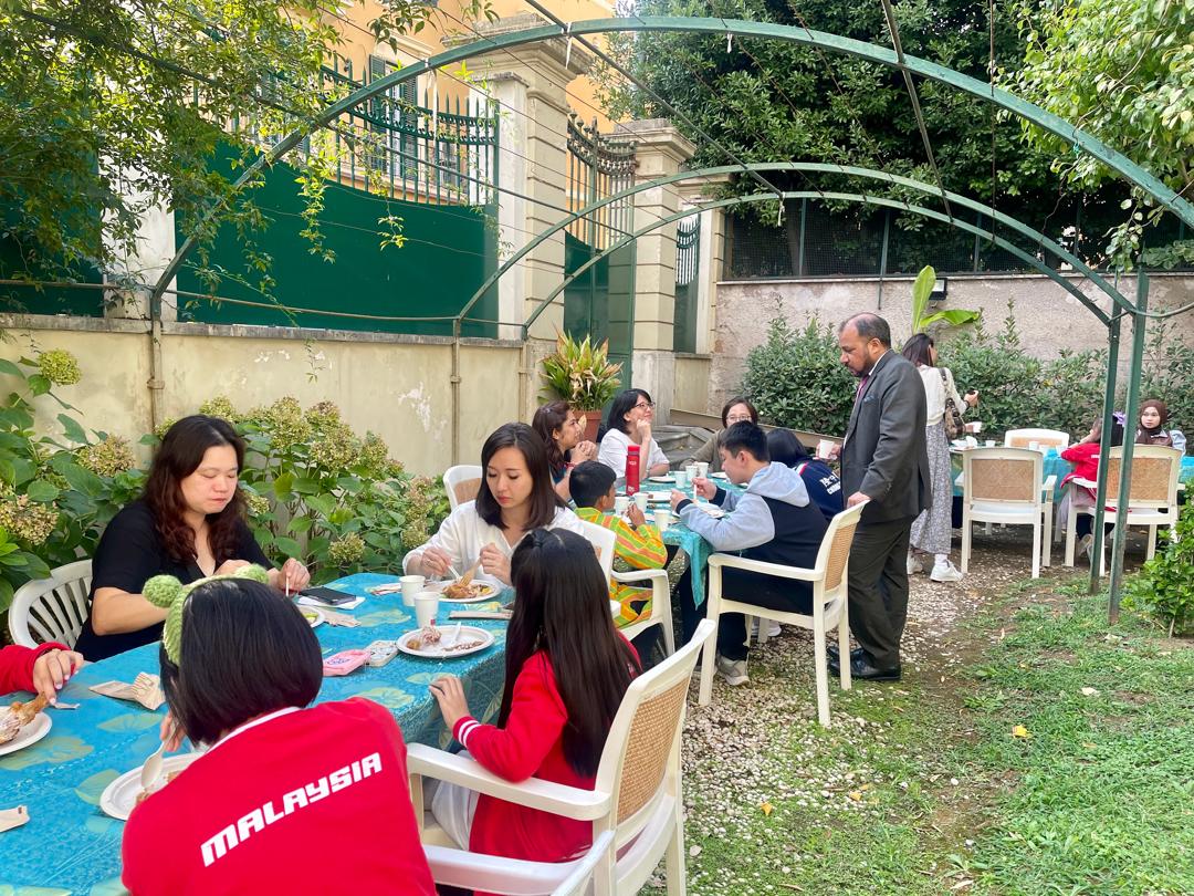 Following the completion of the World Finals of the Hippo English Language Olympiad Competition in Assisi, on 26 September, the Embassy hosted the Malaysian students, parents, and teachers who had participated and had been involved in the event.