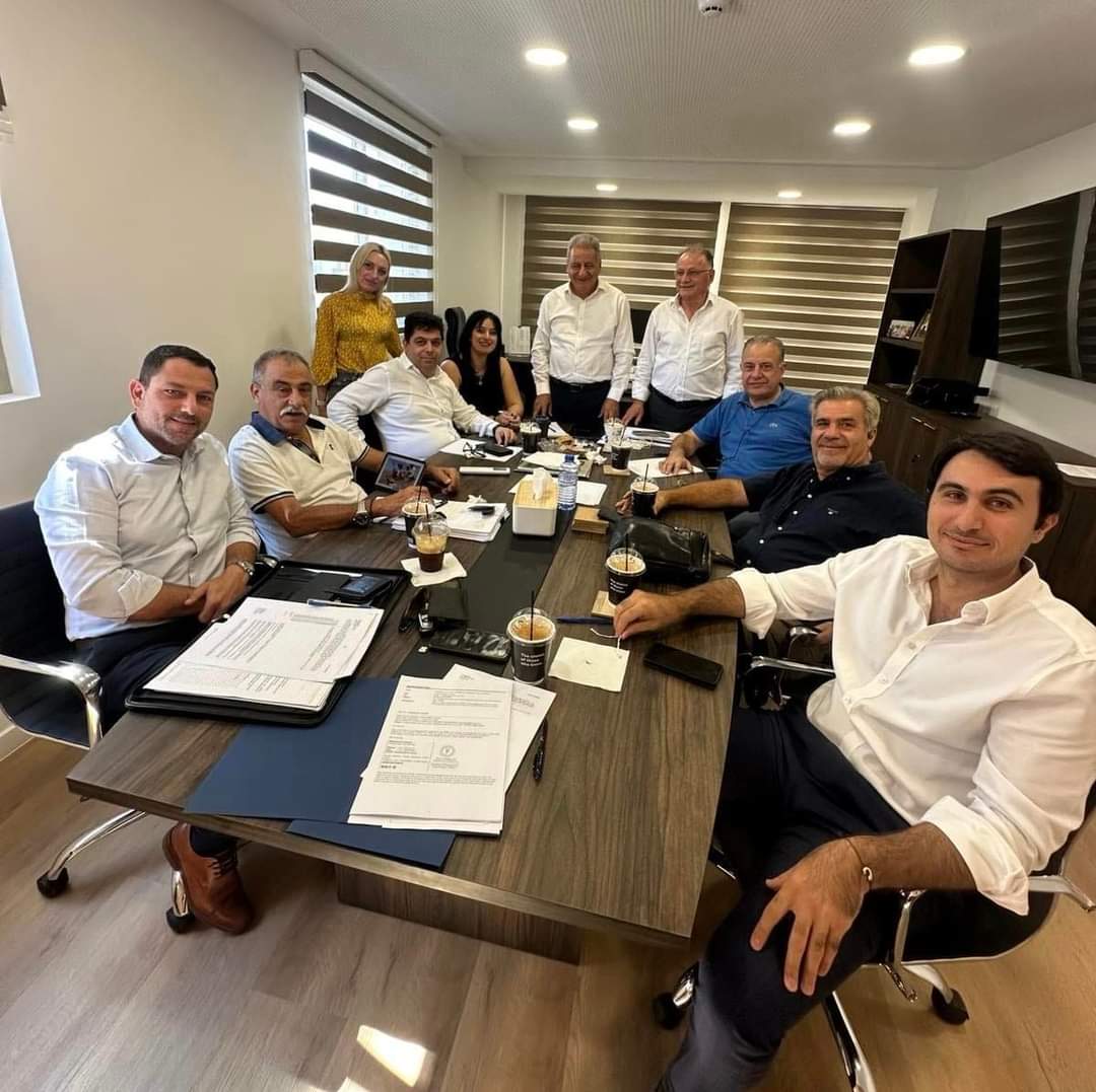 Συνάντηση <a href="/pafoschamber/">Pafos Chamber of Commerce and Industry</a> με Πρόεδρο ΕΟΑΠ <a href="/pittokopitis/">Χ. Πιττοκοπίτης</a>. Παραγωγική συζήτηση για στελέχωση του Οργανισμού και εύρυθμη λειτουργία του, διαδικασίες έκδοσης Π.Α και Αδ.Οικοδομής, άρση παρανομιών κ.α Συμφωνήθηκε στενότερη συνεργασία προς όφελος των δημοτών και των επιχειρήσεων.