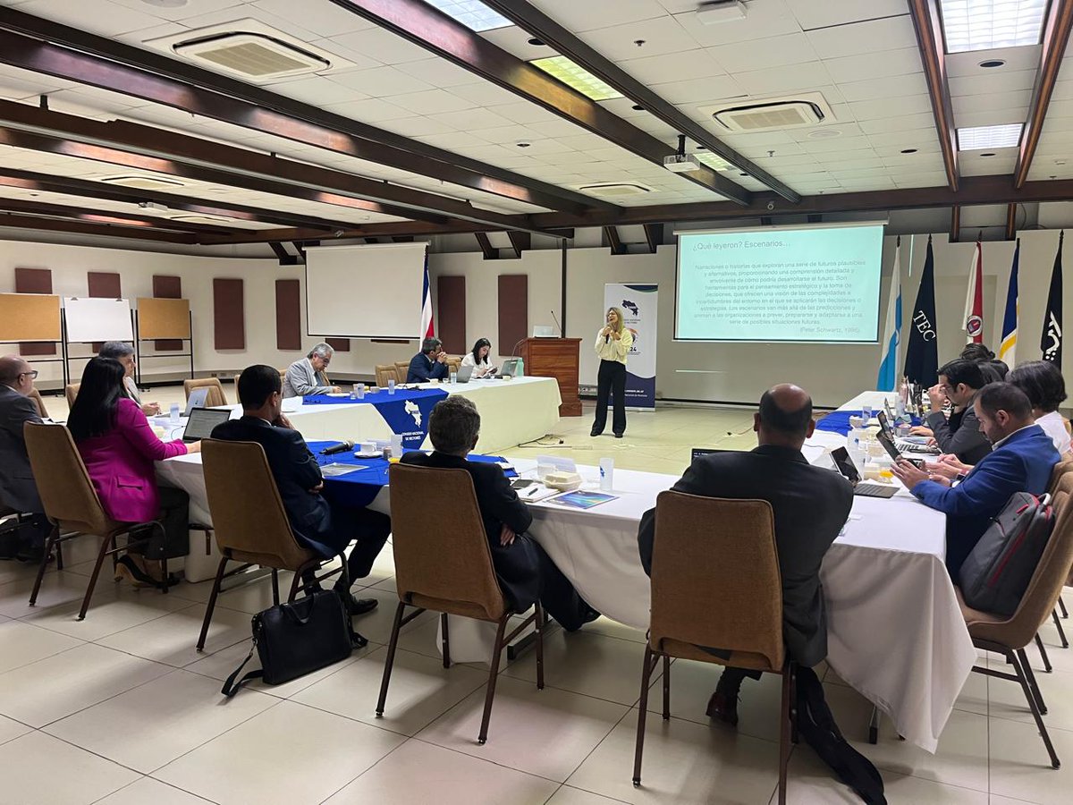 Esta mañana con <a href="/GuillitaB/">Guille Benavides</a> de <a href="/EGobiernoyTP/">Escuela de Gobierno</a> <a href="/TecdeMonterrey/">Tecnológico de Monterrey</a> tuvimos el privilegio de mostrar a la Rectora y los Rectores de universidades públicas de Costa Rica  los avances del estudio de prospectiva de la educación superior. Agradecemos su confianza para colaborar con CONARE