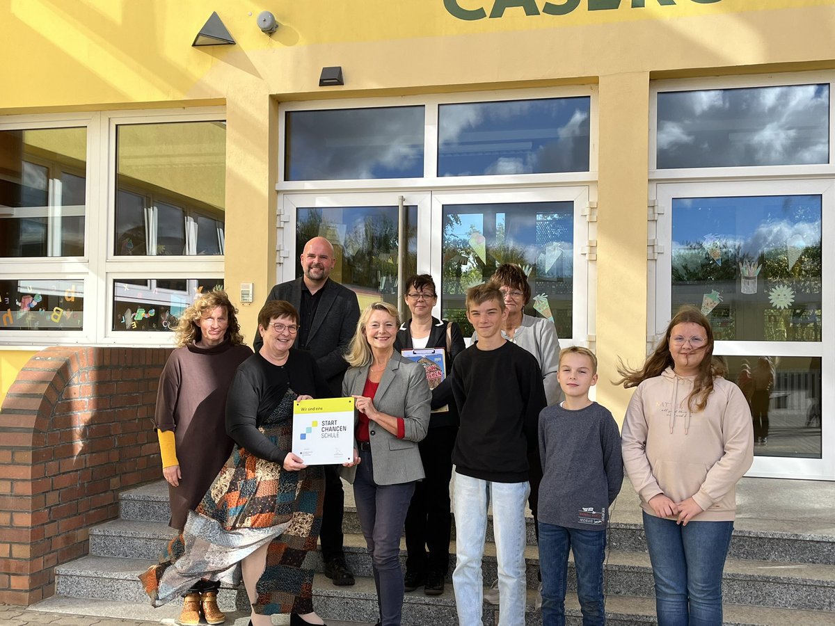 Heute Besuch der neuen #Startchancenschule #Casekow #LKUckermark - exklusiver Schulrundgang mit der 6. Klasse - tolles Theaterstück und viele gute Ideen für die nächsten 10 Jahre- stabiles #Internet muss ganz schnell nach Casekow <a href="/MBJSBrandenburg/">MBJS Brandenburg</a> <a href="/staatskanzleibb/">Staatskanzlei Brandenburg</a>