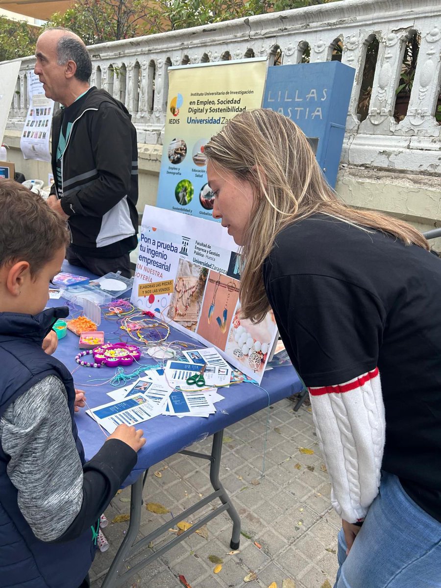 Iedis_unizar's tweet photo. ¡También hemos estado con #IEDIS en la #EuropeanResearchersNight en #Huesca con mucha #ciencia y monólogos para que no falte nunca el humor gracias a nuestros investigadores @unizar @unizar https://t.co/cyZKIXOUwS