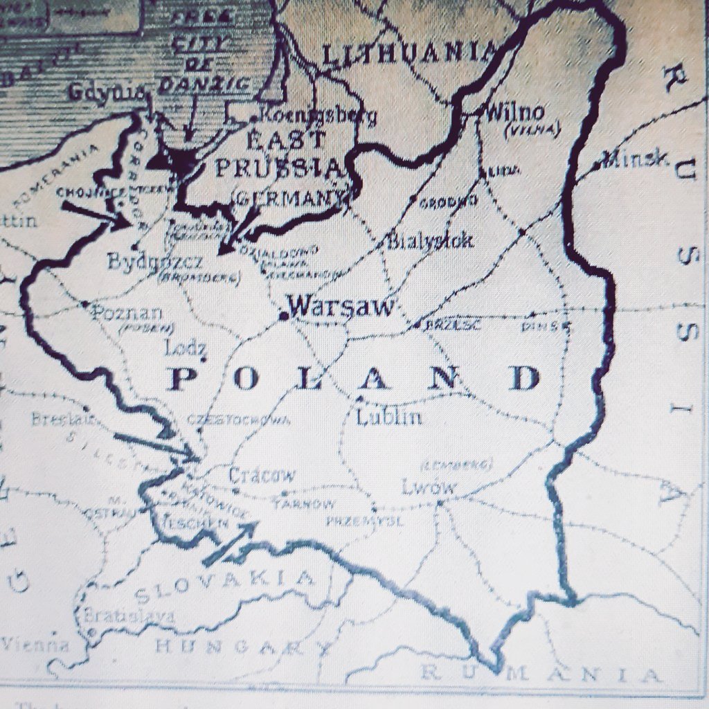 nowackirobin's tweet photo. @britishpoles Please see two Maps of Poland from 1640.&amp; 1939. Note first shows Russia no where near what is now Ukraine, second Poland has border with Romania, land (with Oil) taken by #Stalin 1945 into Soviet Union &amp; now in Ukraine.
#RobinNowacki
@nowackirobin1  #CzechNowacki  @RobinNowacki1 https://t.co/vTmpXYzLM5