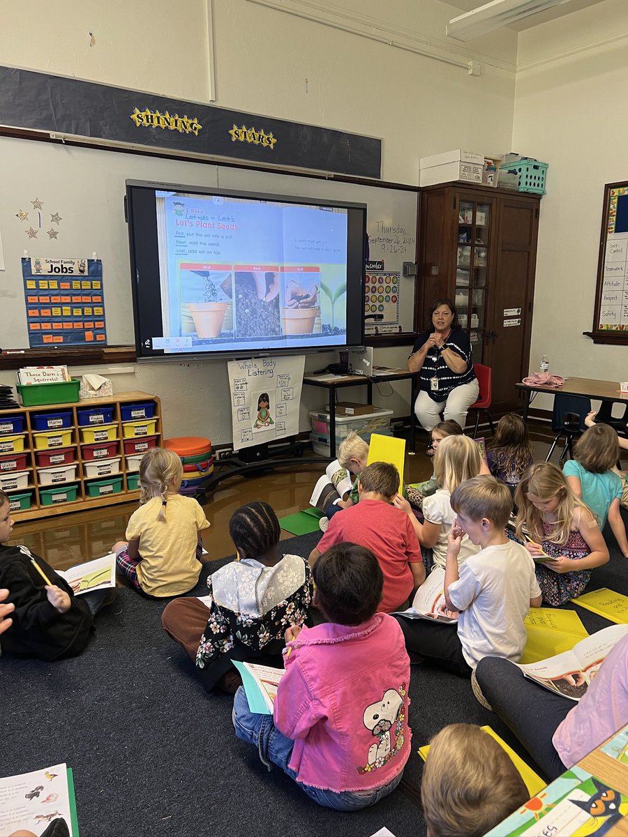 Mrs_Monsanto's tweet photo. Caught so many students learning this week! #spscurriculum @bissettsps @Williams_SPS &amp; Bowerman
#BenchmarkAdvance 🍃🐸🌽🌻 https://t.co/ypbC3JeYS6