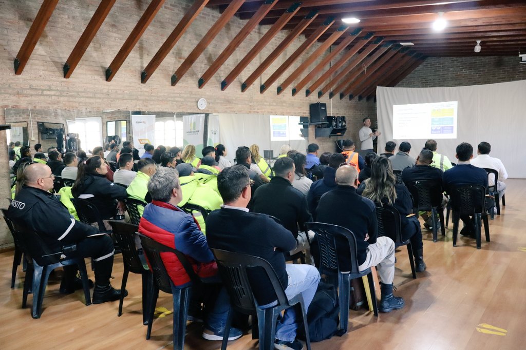 RedSegVial's tweet photo. #Ricardone En el marco de una jornada de movilidad infantil segura llevamos a cabo una charla para más de 60 personas y  presentamos un auto adaptado para instalación de Sistemas de Retención Infantil  que permite enseñar la colocación correcta de las sillitas👇 https://t.co/rj5vqluPS8