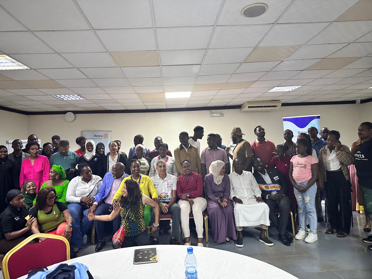 UpperKibuli's tweet photo. A very fun filled fellowship today with our mother club @RotaryKibuli and sister club @RotaractKibuli , we also celebrated our September babies🤗 https://t.co/9qe0UKuini