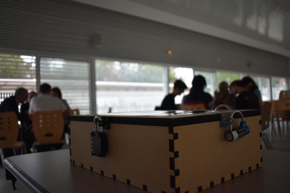 gilrouviere's tweet photo. Journée de cohésion pour les étudiants du @BtsCira  du #LycéeRouvière dans la @VilleDeToulon .  Au programme : Speed meeting, Jeu d'évasion, Repas sur les plages du  Mourillon, Visite de Toulon et Jeux de société avec l'association @lydlj  . On remet ça l'an prochain? https://t.co/W5sIdSoIEn
