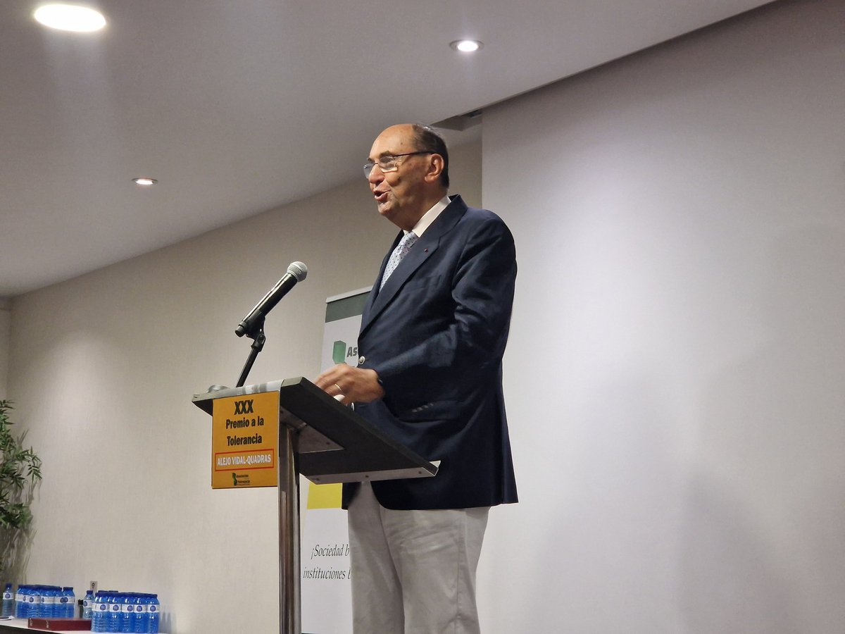 CiutadansCs's tweet photo. ¡ Enhorabuena @VidalQuadras!

Felicidades por recibir, por fin 😉, el prestigioso Premio que otorga @Tolerancia1992 , al que han asistido para acompañarte @carrizosacarlos y @ReinaSonia

Juntos seguiremos defendiendo el Estado de Derecho de los nacionalismos identitarios. https://t.co/tSOIoVHzHp