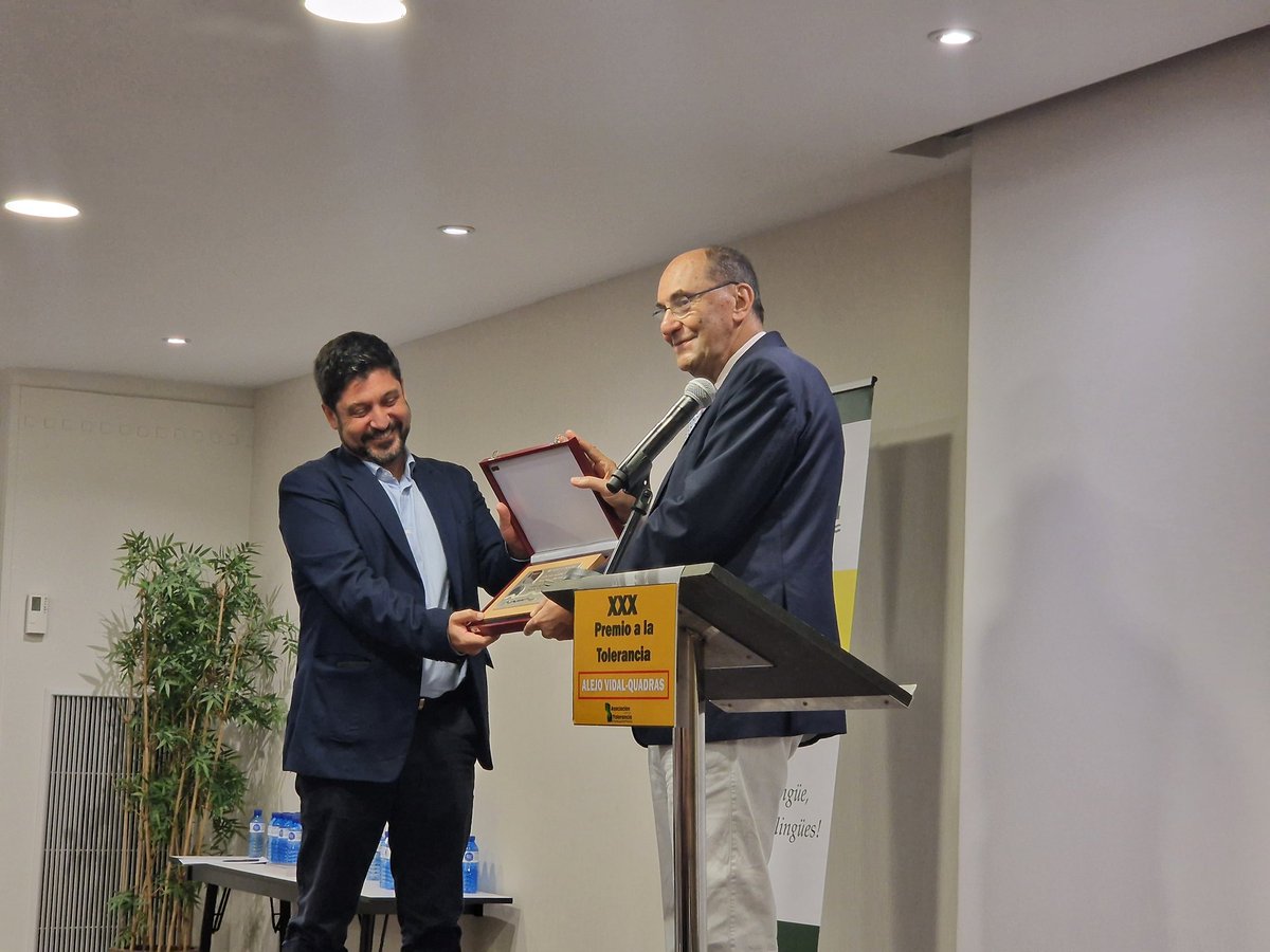 CiutadansCs's tweet photo. ¡ Enhorabuena @VidalQuadras!

Felicidades por recibir, por fin 😉, el prestigioso Premio que otorga @Tolerancia1992 , al que han asistido para acompañarte @carrizosacarlos y @ReinaSonia

Juntos seguiremos defendiendo el Estado de Derecho de los nacionalismos identitarios. https://t.co/tSOIoVHzHp
