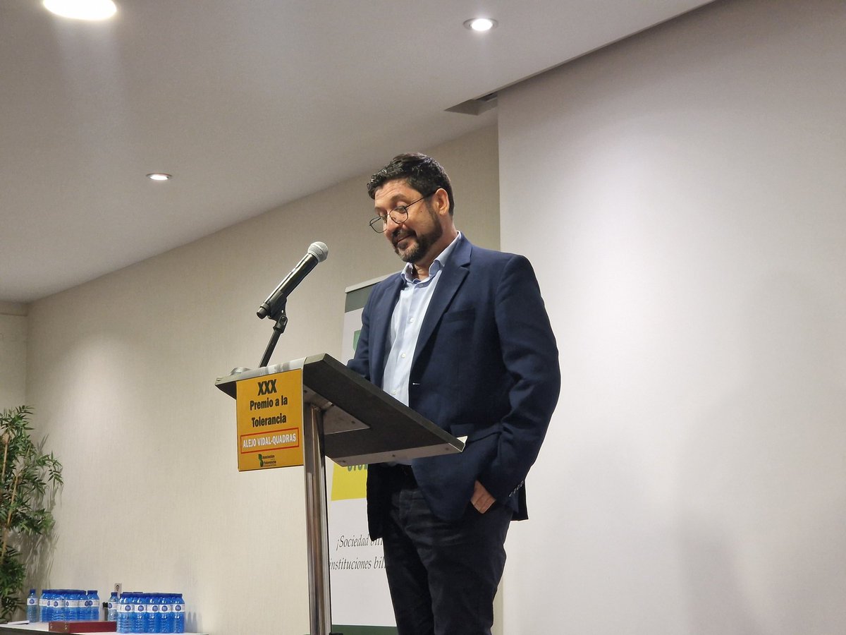 ¡ Enhorabuena <a href="/VidalQuadras/">Alejo Vidal-Quadras</a>!

Felicidades por recibir, por fin 😉, el prestigioso Premio que otorga <a href="/Tolerancia1992/">AsociaciónTolerancia</a> , al que han asistido para acompañarte <a href="/carrizosacarlos/">Carlos Carrizosa</a> y <a href="/ReinaSonia/">Sonia Reina Sánchez 🇪🇸</a>

Juntos seguiremos defendiendo el Estado de Derecho de los nacionalismos identitarios.