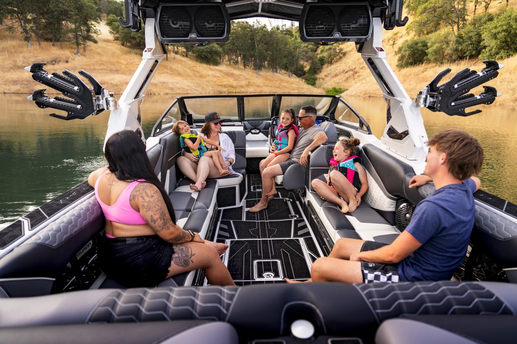 Soaking up the last few weekends of summer☀️

#centurionboats #boating #ri265 #lakelife #family #friends