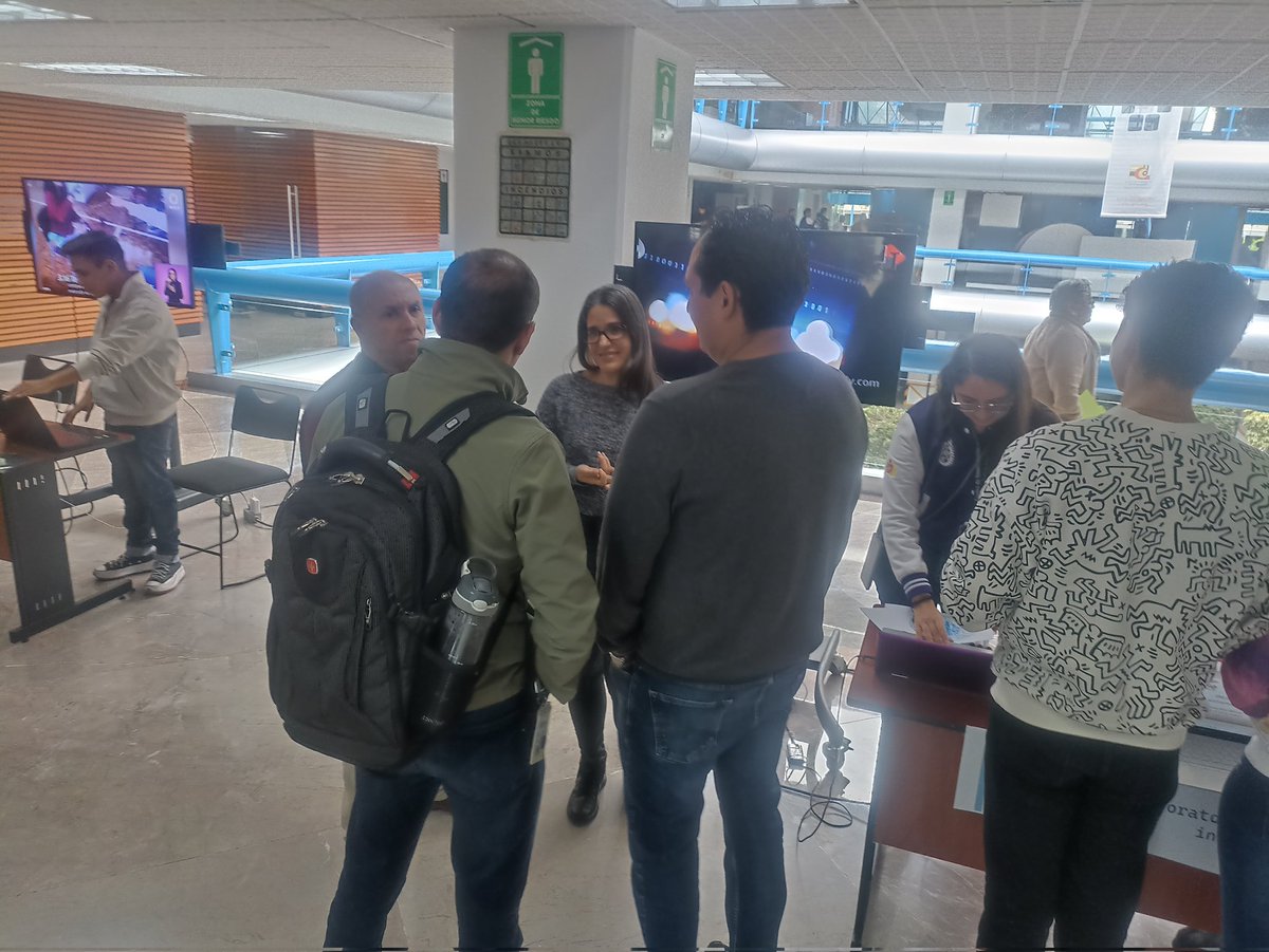 CIC_InteligComp's tweet photo. Los estudiantes y profesores del @CIC_InteligComp exponiendo sus resultados de investigación en los OpenLabs como parte de la clausura del CORE del @CIC_IPN_OFICIAL https://t.co/GzkVeBjtU8