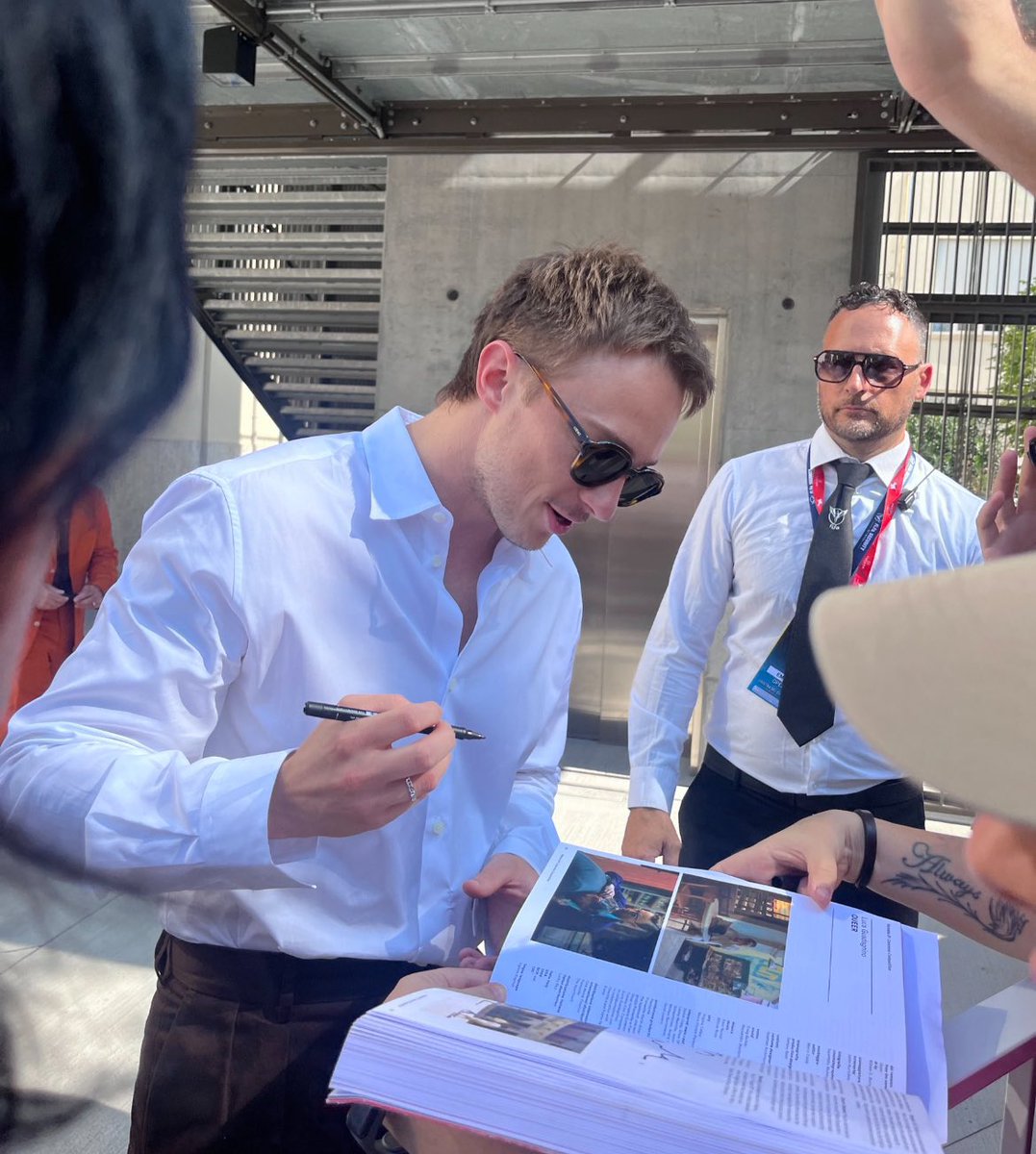 something about this genre of photos makes me go completely feral