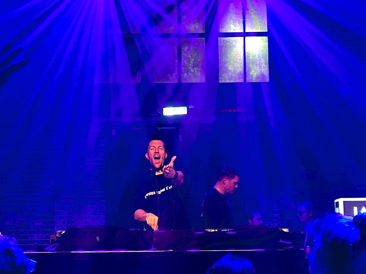 Berrt89's tweet photo. Aanwezig op de exclusive album release party van @djbrennanheart https://t.co/xZQvNG3ygC