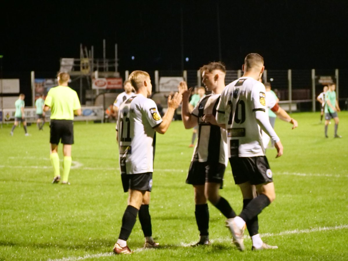 Rhys Davies doubles the lead 

📸 <a href="/GabeHMedia/">Gabe</a> 

#TheTownAsOne #EinTref