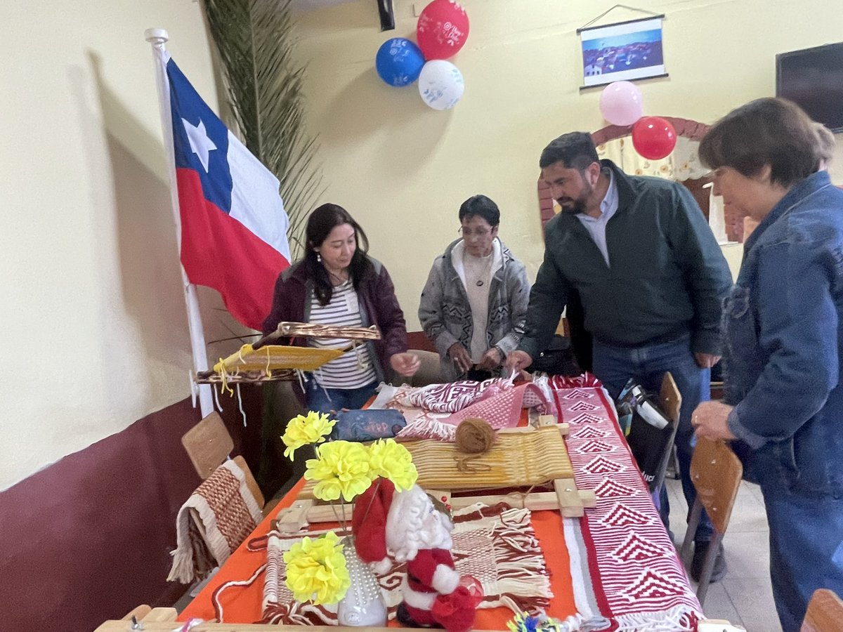 🧶Que rico visitar a estas mujeres que comparten y realizan estas increíbles manualidades en el Taller de Telar Mapuche, en la Junta de Vecinos del Cerro Cornou.

☺️Feliz por su recibimiento y el cariño entregado por cada una de ellas.