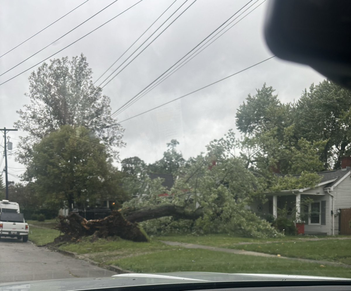 kamcc33's tweet image. Tree down on a neighbors home on Hanover Ave. Lexington KY @Kentuckyweather
