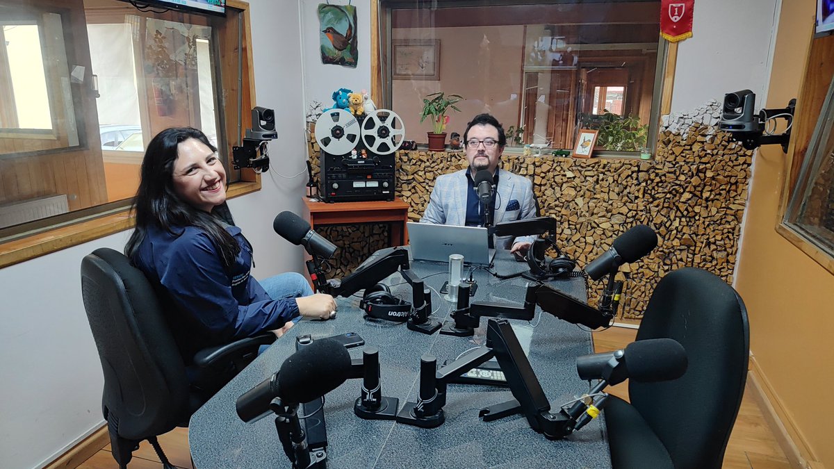 Ahora, la Seremi de Vivienda, Paulina Ruz, en el programa La Revista, de radio Santa María, aclarando informaciones sobre el estado real y proyecciones del mega proyecto Chacra G 1 de Coyhaique y abordando otros temas de interés para la comunidad regional