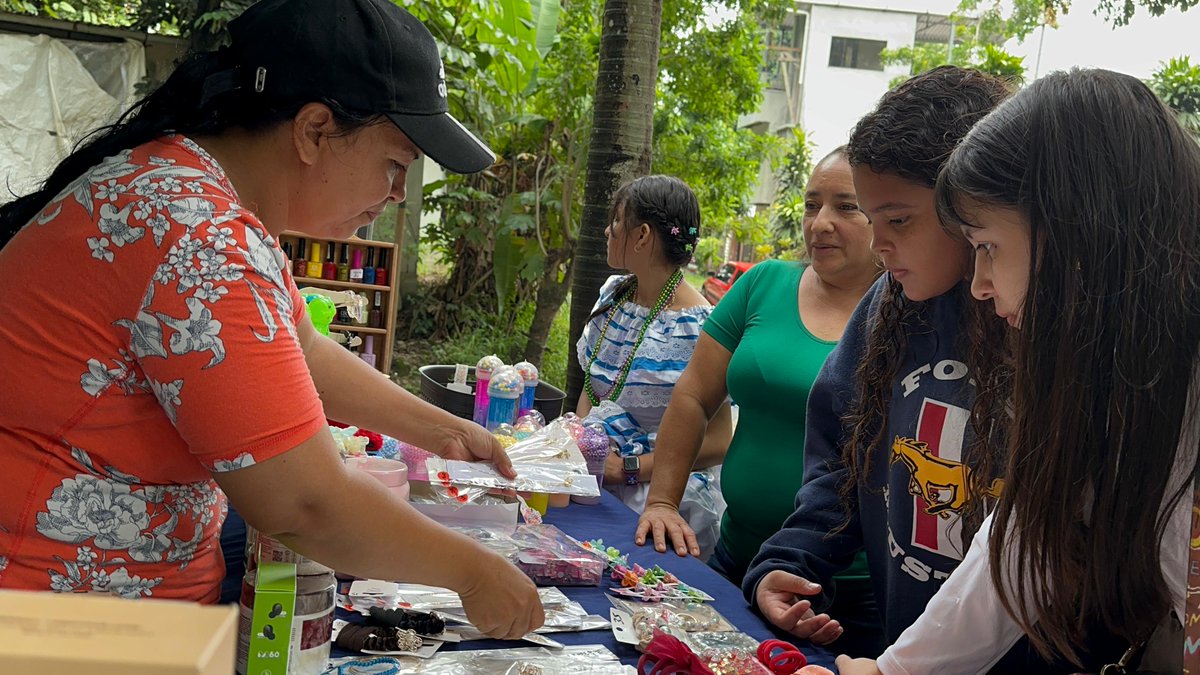 ONUHabitatMCC's tweet photo. #Entérate Vecinas y vecinos del barrio #Armenta en #Honduras🇭🇳 participaron en una feria cultural con stands de diferentes emprendimientos y servicios. La #ActivaciónComunitaria es parte de la #OUI que @onuhabitat desarrolla junto a @MuniDeSPS y aliados.👉🏻https://t.co/VDuZh4uVnc https://t.co/GHnuIbKoy4