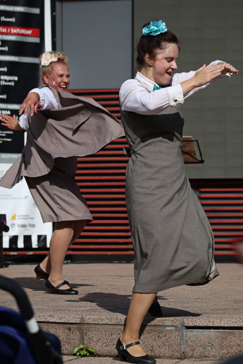 TheatreBW's tweet photo. Viimeisenä festivaalipäivänä esiintyivät festivaalilla ihanat Pirja Arponen ja Maria Saporovskaja esityksellä Ihmeiden kirjasto. #imatra #kansallisihme #blackandwhitetheatrefestival #blackandwhitetheatre #gosaimaa #tastesaimaa #bwtheatrefestival #imitsi https://t.co/JglTw4Ux43