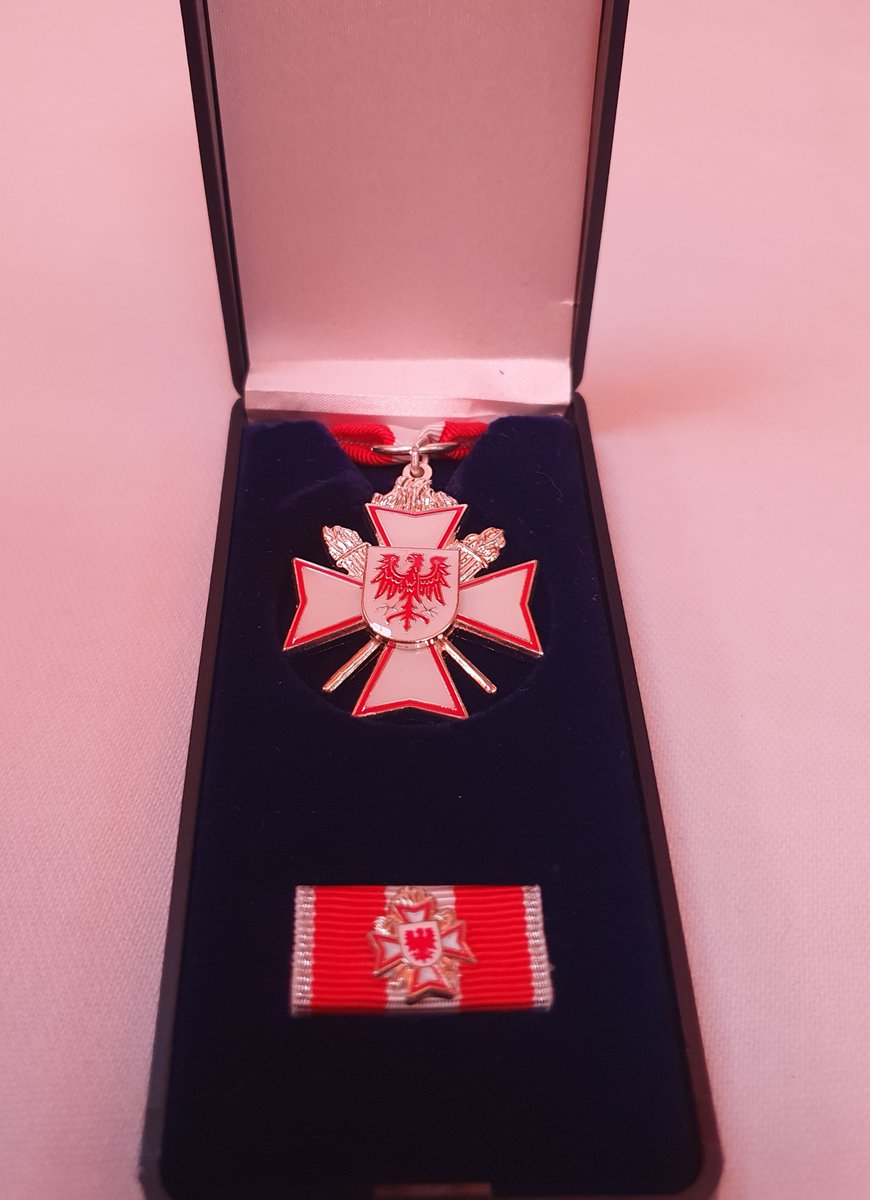 Auszeichnung des @mik_brandenburg für besondere Leistungen im Brandschutz: F. Weber &amp; D. Zimmermann wurde das Ehrenzeichen Brandschutz in Silber am Bande verliehen. Herzlichen Glückwunsch sagen: <a href="/BurkhardExner/">Burkhard Exner</a>, <a href="/Ralf_Krawinkel/">Ralf Krawinkel</a> &amp; die gesamte #Feuerwehr Potsdam #FürPotsdamImEinsatz