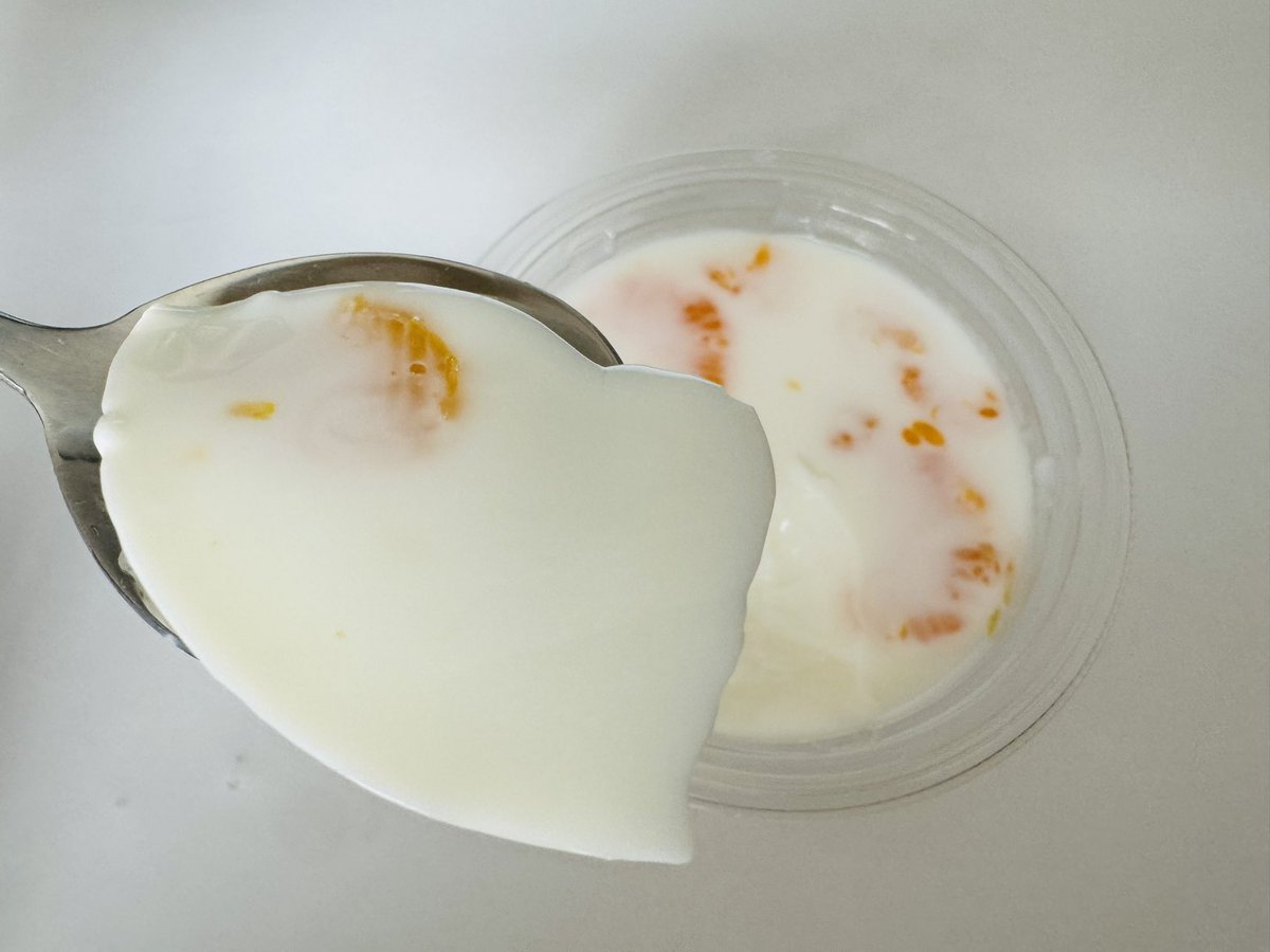orenogochiso's tweet photo. セブンイレブン「北海道産牛乳使用さっぱり牛乳寒天」210円

さっぱりしているのにぎゅっとミルクの旨みが凝縮された牛乳寒天。

さっぱ気分の時も濃厚気分の時もピッタリはまる。

コスパ最強です。
おまけにひとつ145kclと、カロリーパフォーマンスも最高♡

@711SEJ 
#セブン
#セブンイレブン https://t.co/HhmqCPx5yB