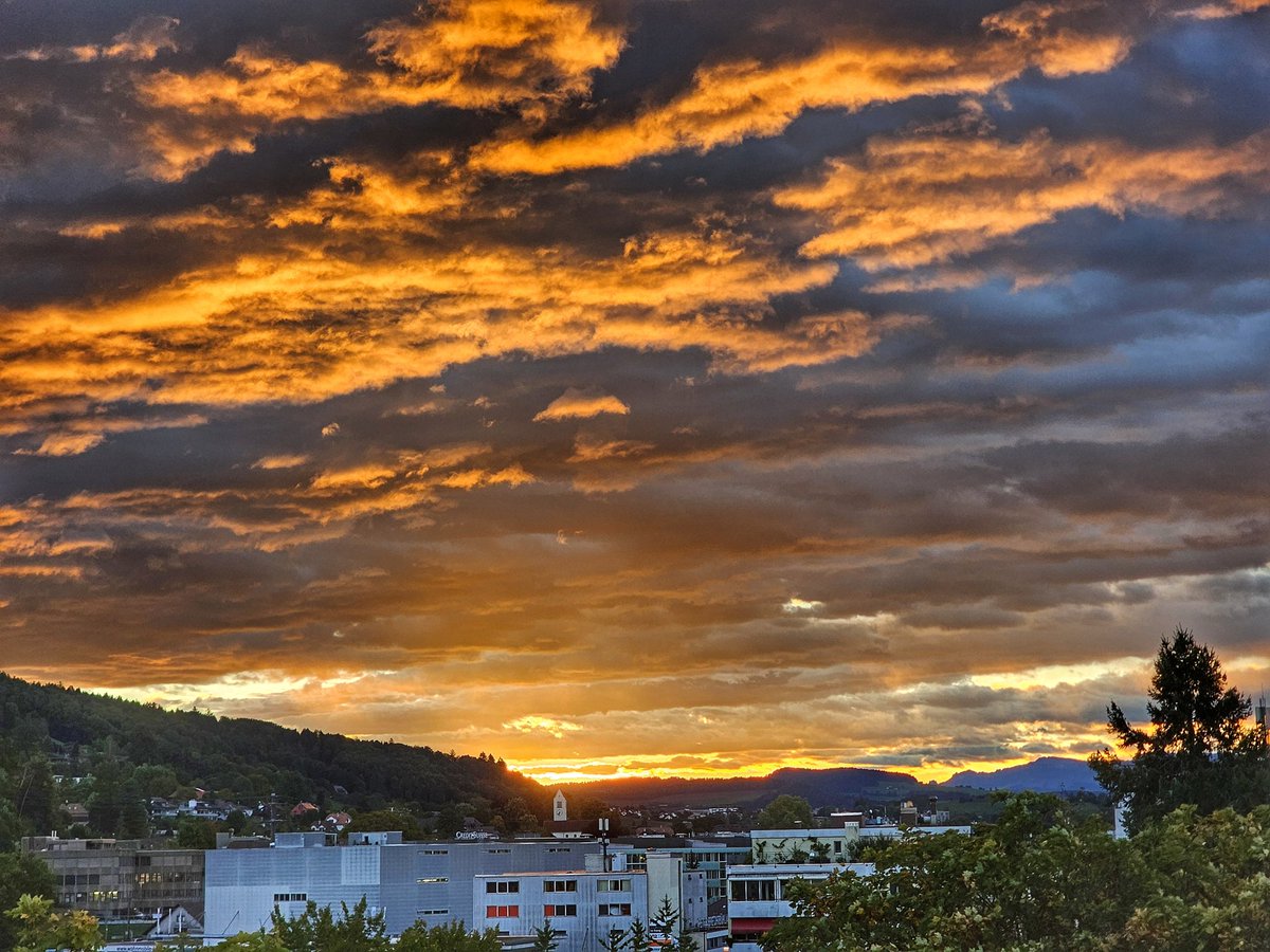 patrickmatusz's tweet photo. What a day! #photography #sun #clouds #sunrise #sunset #rain #rainbow #switzerland #bern #alps #worb #gümligen https://t.co/bTxcUQIyEg