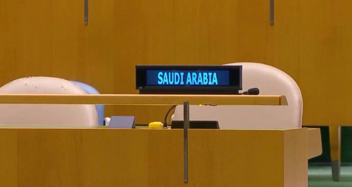 مع بدء كلمة نتن-ياهو ، وفود دبلوماسية تغادر قاعة الأمم المتحدة لتصبح شبه خاوية . 
تحدث عن فرص السلام مع السعودية فاكتشف انه يخاطب نفسه أمام مقعد الوفد السعودي الفارغ 
انها السعودية العظمى