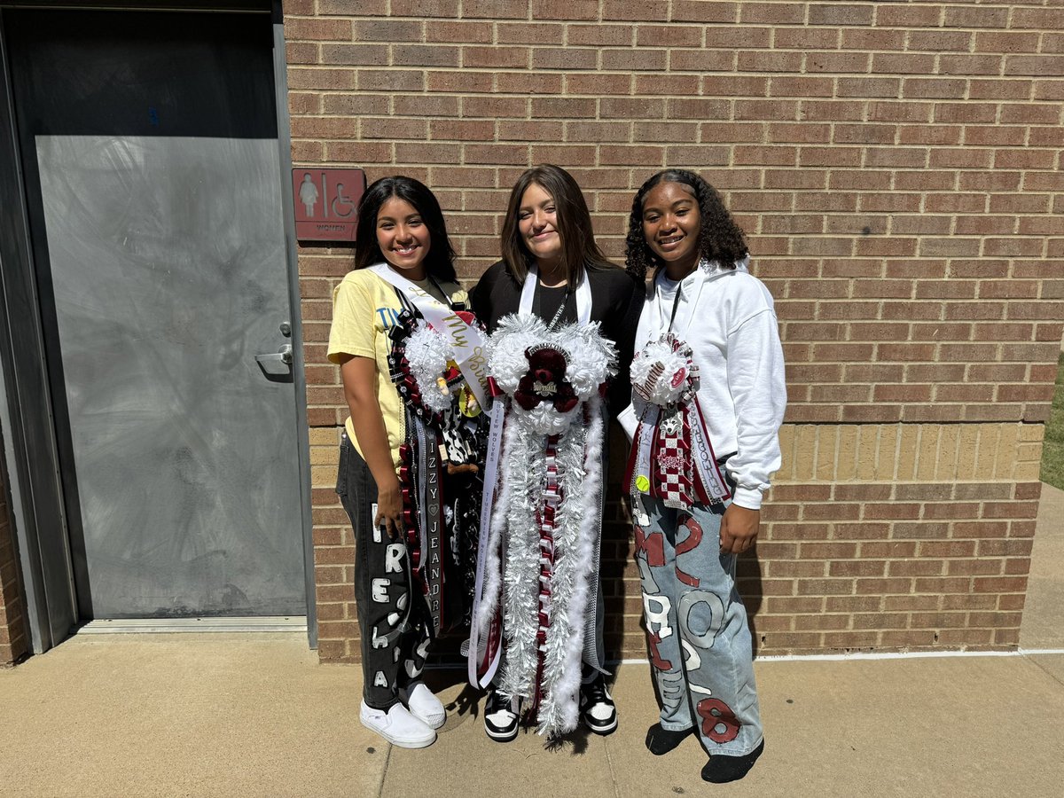 IzzieRo28's tweet photo. Our lovelies on Homecoming! ❤️🥎#freshman #sophmores #juniors #seniors #wolvessoftball https://t.co/rInGxXlenQ
