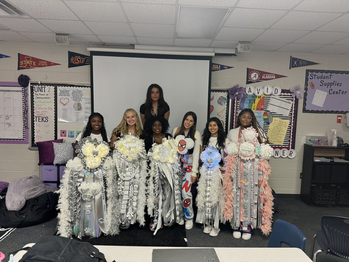 IzzieRo28's tweet photo. Our lovelies on Homecoming! ❤️🥎#freshman #sophmores #juniors #seniors #wolvessoftball https://t.co/rInGxXlenQ