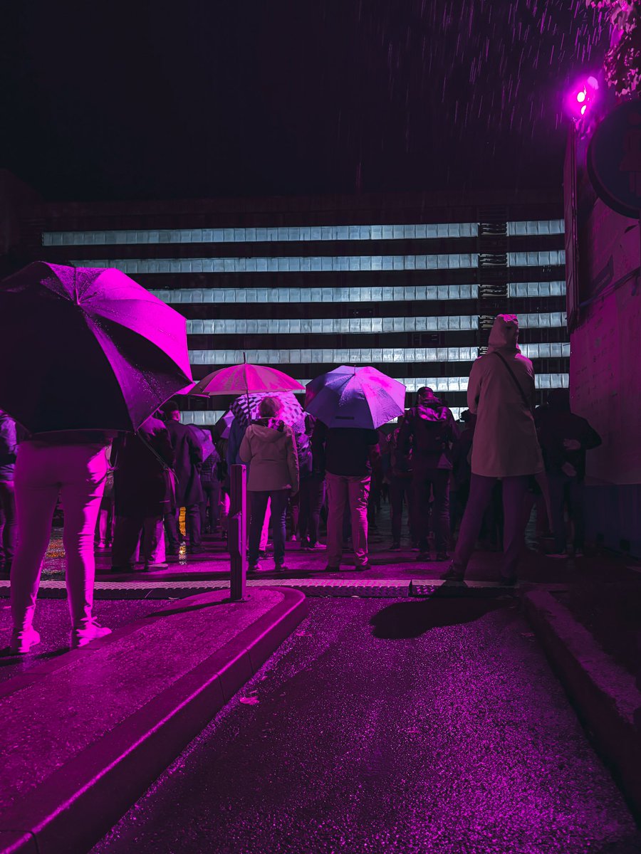 discoverthehelp's tweet photo. @c3nC3 Wollte mitm Auto einfach nach Hause. Am Bahnhof staute es arg.
Aber Wahnsinn, wie #lightourvision die Menschen in #Chemnitz mobilisiert.
Zum Glück war ich gestern 😃 https://t.co/0P6iGNZ87n