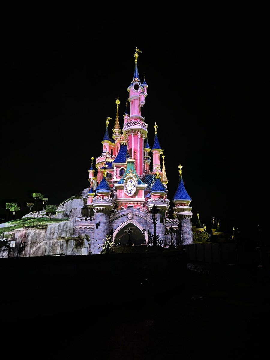 Bxcj83's tweet photo. Magical night! #DisneylandParis https://t.co/qhk3LmILJd