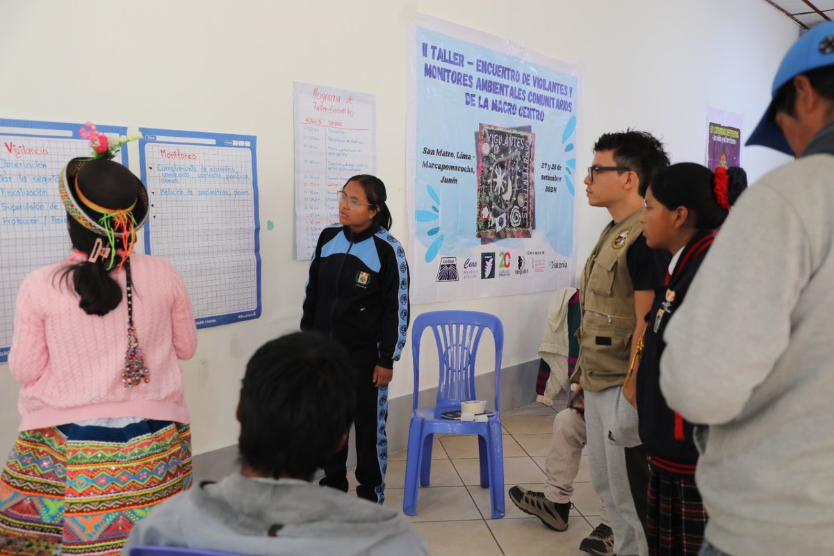 En el primer día del Encuentro de Vigilantes y Monitores Ambientales de la Macro Centro, los participantes elaboran en conjunto definiciones sobre 'vigilancia y monitoreo ambiental' y aprenden herramientas tecnológicas que les permitirán realizar su labor de manera más adecuada.