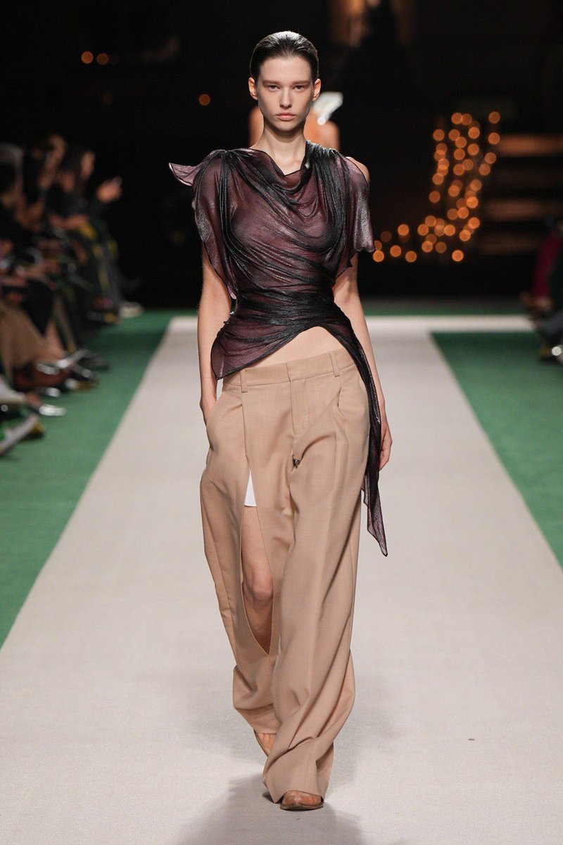 pinkmochhi's tweet photo. some interesting looks at Victoria Beckham ss25 https://t.co/EMHZLBDi3A