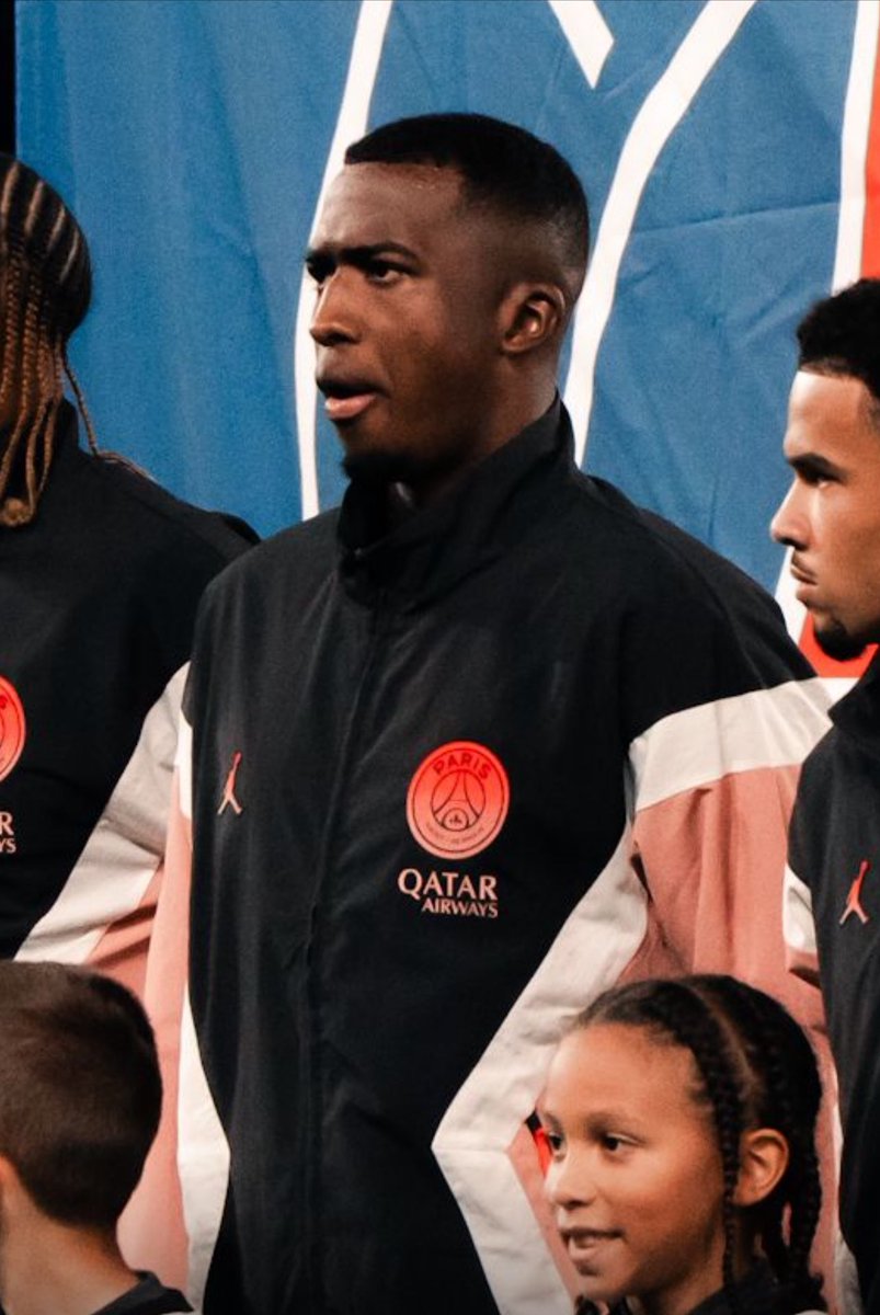 psgcommunity_'s tweet photo. Willian Pacho ce soir….peut-être que c’est NESTA prime on ne sait pas 🔥🔫
(📸 @psgcommunity_ ) https://t.co/imXVm38ar8