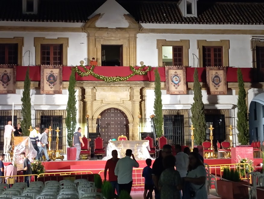 Noche de preparativos en la Plaza Ducal.