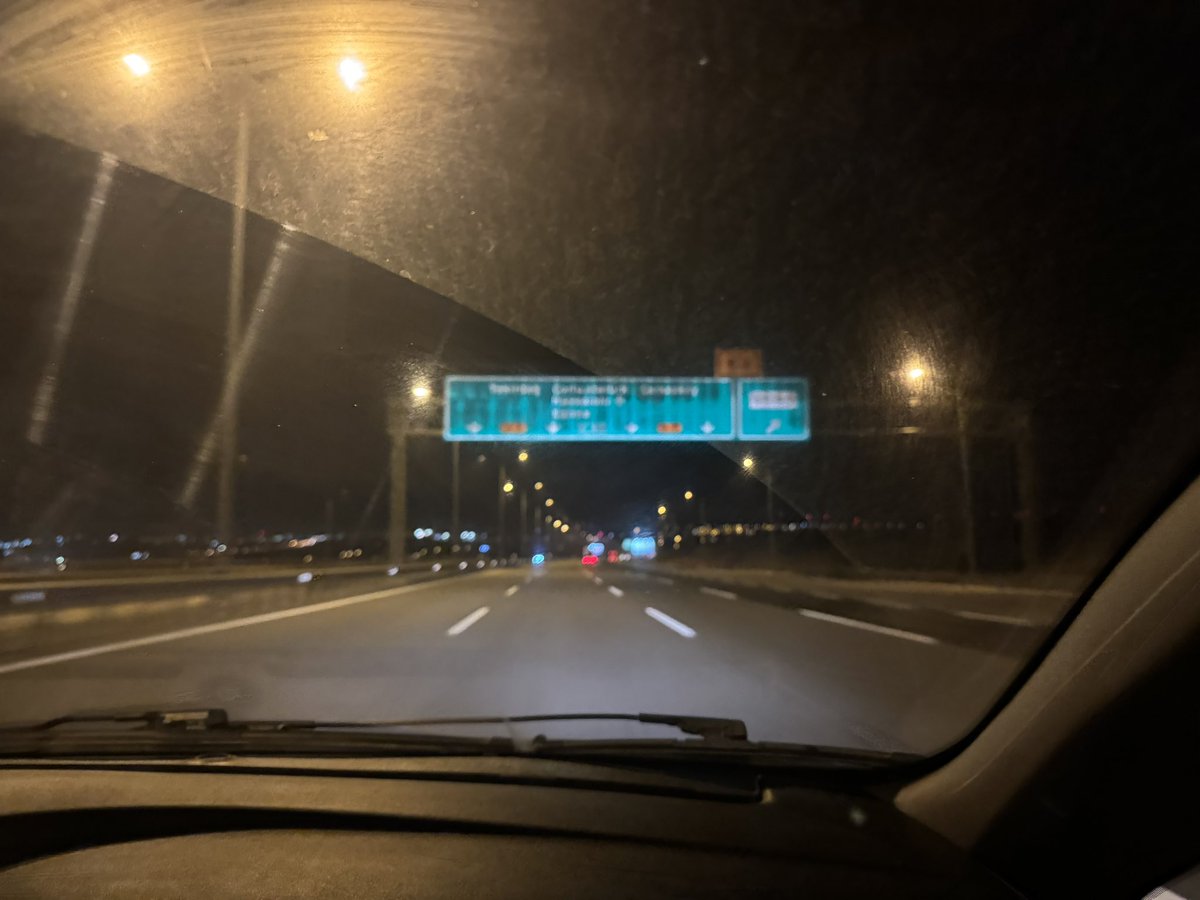 #KuzeyMarmara otoyolunda gece seyahat ediyoruz. Hiçbir tabela okunmuyor, 20 metre dibine girene kadar tabela belli olmuyor. Aracın uzunlarını yaksan bile nafile. 161e arayıp bilgi veriyoruz, hafta içi arayın ilgili birimlere bağlayalım diyor. İlk defa biz aramışız bir de 😀